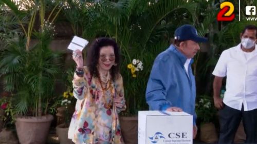 Președintele Daniel Ortega și soția sa rămân la putere în Nicaragua după ce contracandidații în alegeri au fost arestați. Scrutinul, considerat o comedie de Statele Unite