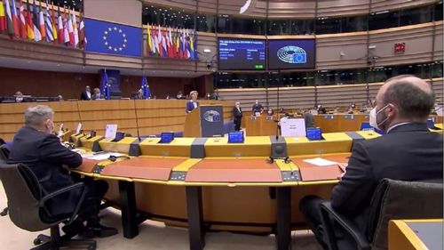 Interes crescut la discuția despre vaccinuri în Parlamentul European, peste 120 de intervenții / Cele trei greșeli recunoscute de Ursula von der Leyen / Cioloș: Va trebui să explicăm ce s-ar fi putut face mai bine în contractele negociate de CE / Băsescu a acuzat industria farmaceutică