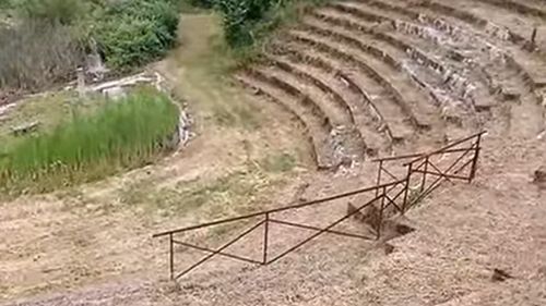 VIDEO | Un bărbat din Italia a construit un „teatru antic” fals și a cerut până la 40 de euro pentru a fi vizitat / Era prezentat ca un sit arheologic vechi de mii de ani