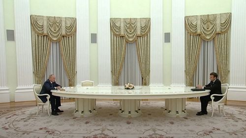 Cât a costat imensa masă la care Vladimir Putin i-a ținut la distanță pe Emmanuel Macron și Olaf Scholz