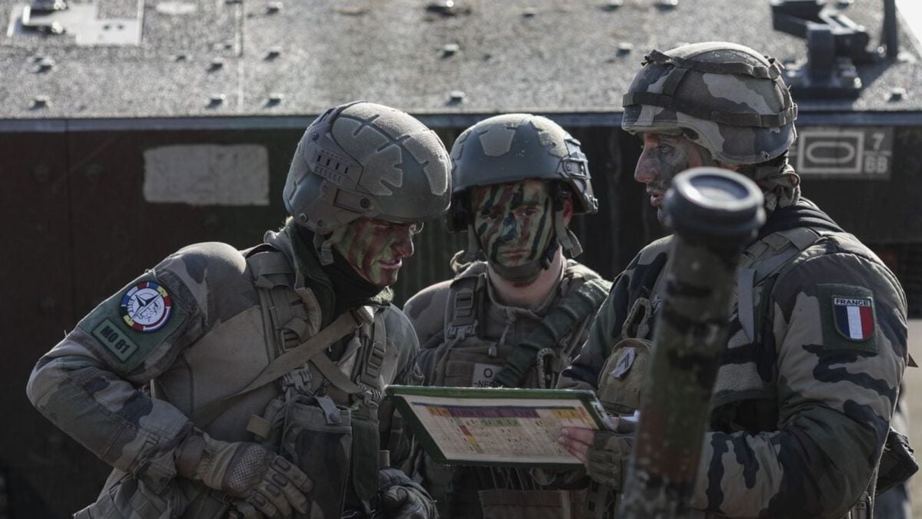 Parlamentul a aprobat înfiinţarea Comandamentului Nodului Logistic - România (LEN-R) / Obiectivul misiunii este coordonarea asistenţei în domeniul securităţii pentru Ucraina şi sprijinirea creşterii interoperabilităţii armatei ucrainene, fără angajarea NATO ca parte la conflic