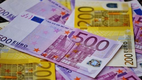 Euro a înregistrat în martie cel mai semnificativ declin din ultimii şase ani