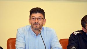 SURSE Prefectul de Caraș Severin, urmărit penal de DIICOT într-un dosar care vizează un grup infracțional organizat la nivelul județului prin care se obțineau permise pentru arme 