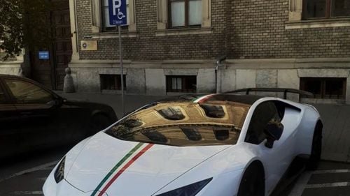 Lamborghini de 200.000 de euro, ridicat de Poliția Locală Cluj-Napoca /  Mașina era parcată pe loc pentru persoane cu handicap