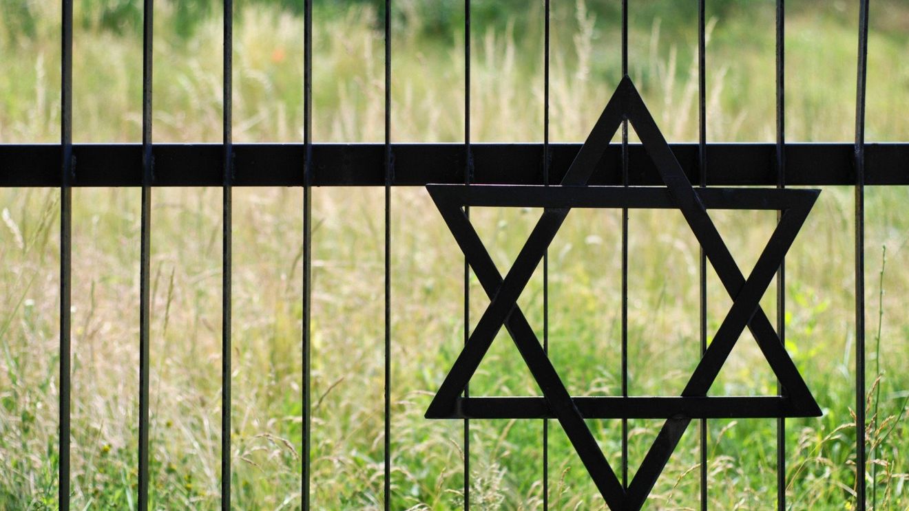 Manifestările de antisemitism din mediul online s-au intensificat în ultimul an, arată un raport al Institutului Elie Wiesel: ”Senatori instigă la ură împotriva reprezentanţilor comunităţii evreieşti, publicaţii de extremă dreapta promovează mesaje de negare a Holocaustului”