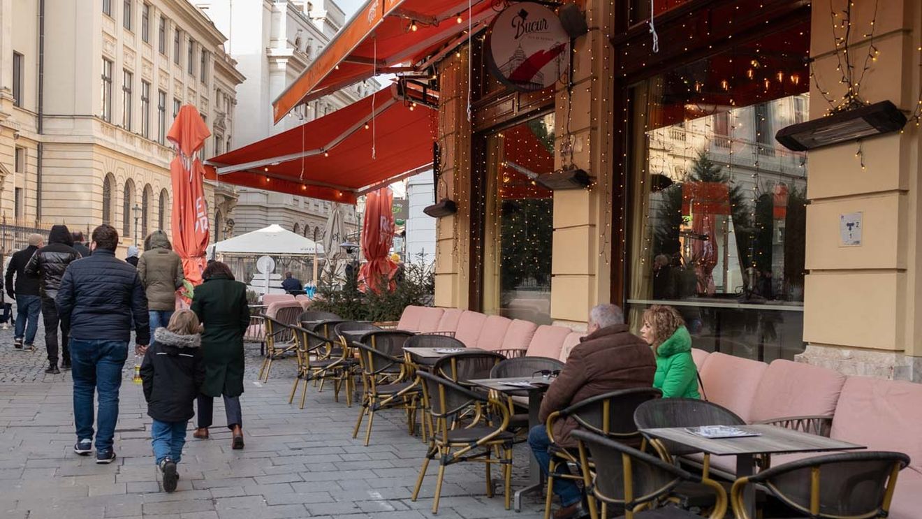 Administratori ai unor baruri din Centrul Vechi al Capitalei şi angajaţi ai acestora, trimişi în judecată în dosarul fraudelor ale căror victime erau turişti străini. Prejudiciul depăşeşte 400.000 de lei