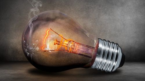 Preţul energiei electrice, în creştere cu peste 57% în martie, după eliminarea schemei de plafonare, potrivit Institutului Naţional de Statistică