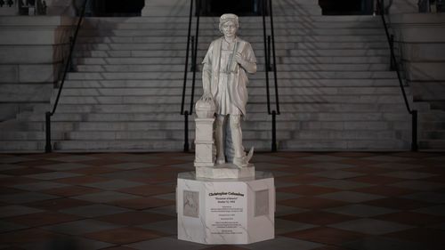 Statuie a lui Cristofor Columb, instalată lângă Casa Albă / Sculptura, o replică a celei doborâte de protestatatari după moartea lui George Floyd