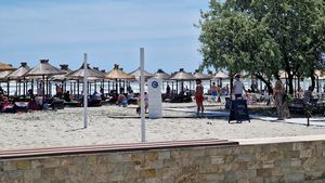 Administrația Bazinală de Apă Dobrogea-Litoral: Accesul pe plajă este liber și nu poate fi condiționat de închirierea unui șezlong / Fiecare operator trebuie să asigure 30% din suprafața de nisip pentru cei care vor să stea pe cearșaf
