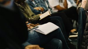 O scurtă pauză pentru exerciții fizice îi poate ajuta pe studenți să se concentreze și chiar să se bucure de cursurile universitare (studiu)
