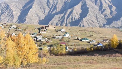 Noua destinație preferată de sute de mii de ruși: Daghestan, o republică săracă din munții Caucazului, împărțită în 30 de etnii