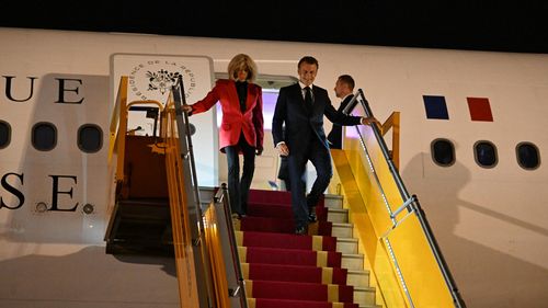 Palatul Élysée neagă că Emmanuel Macron ar fi fost lovit de soția sa, Brigitte, și invocă un „un moment de complicitate” VIDEO