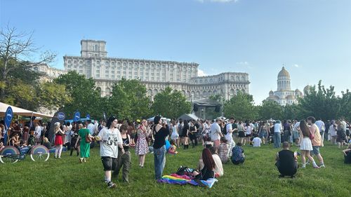 VIDEO 30 mii de participanți au fost la "Bucharest PRIDE" / Concerte susținute de artistele Eligarf și Erika Isac / Cinci persoane au fost duse la secție, suspecte fiind că ar fi vrut să arunce cu ouă în manifestanți