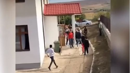 VIDEO Panică într-un oraș din Vaslui după ce un copil prins chiulind și-a mințit părinții că la școală se fac teste și vaccinuri anti-COVID/ Părinții și-au luat copiii de la școală de frica vaccinului care nu există