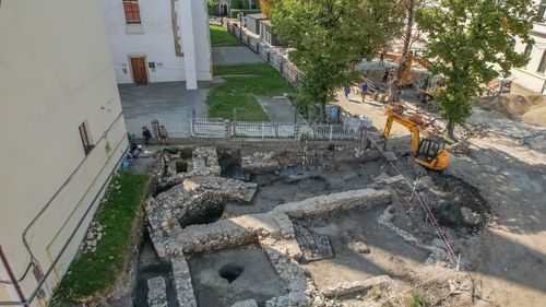 Peste 300 de monede, descoperite la Turda, în timpul lucrărilor de modernizare a centrului istoric / ”E singurul tezaur medieval descoperit în cadrul unei cercetări arheologice, în oraș”