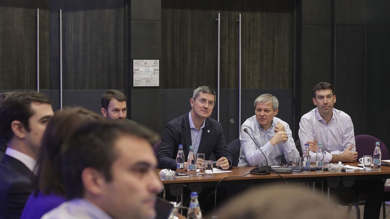 Cioloș susține că și-a ”forțat” colegii din PLUS să intre în USR: ”Le-am zis că îmi prezint demisia/ REPER este un proiect diferit de USR și PLUS”