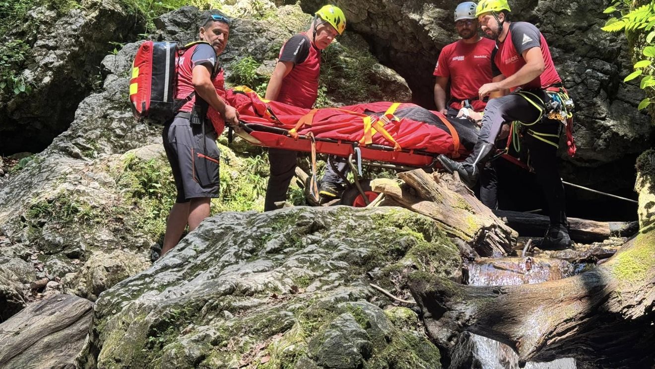 Salvamont România cere deblocarea a 300 de posturi de salvatori montani la nivel naţional pentru acoperirea necesarului de personal pentru intervenţia în cazuri de salvare de pe munte