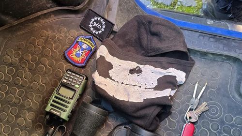 Un protestar AUR, dus la poliție din pricina ținutei și obiectelor pe care le avea asupra sa/ Alte persoane, depistate cu cuțite și droguri și alte obiecte interzise