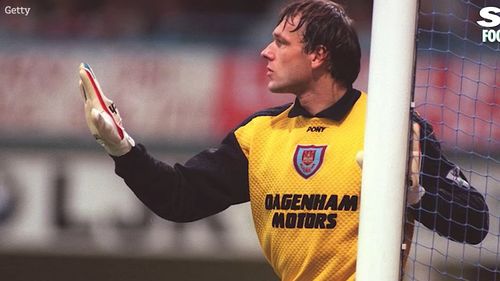 Ludek Miklosko, fost portar al echipei West Ham, primit cu urale pe teren înainte de meciul cu Liverpool / Are cancer, dar a anunţat că nu vrea să facă chimioterapie