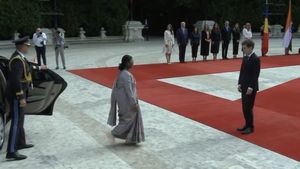 Președinta Indiei, Droupadi Murmu, a ajuns în România, fiind întâmpinată oficial de Nicușor Dan / Incident cu o tânără din brigada militară care a leșinat