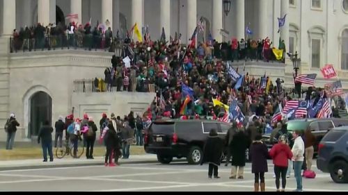 Joe Biden, validat oficial ca președinte al SUA. Congresul a respins toate obiecțiile legale ale aliaților lui Trump. Bilanțul violențelor: 4 morți și 52 de arestări, Washington în stare de asediu, clădirea Congresului securizată