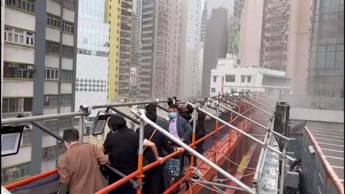 Peste 100 de persoane prinse pe acoperișul World Trade Center din Hong Kong, după ce un incendiu a izbucnit în centrul comercial