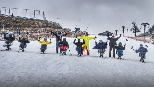 Tabere de schi, gratis, pentru 40 de persoane care nu se pot deplasa / Peste 1.000 de oameni cu diverse dizabilități vor învăța să schieze la Cheile Grădiștei din județul Brașov