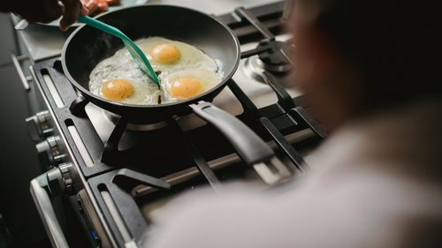 Franța vrea să interzică “substanțele chimice veșnice”, dar lobbyiștii luptă pentru a păstra tigăile antiaderente