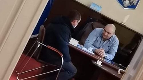 Prefectul Brăilei, surprins fără mască la o întâlnire exact când în fața prefecturii era un protest anti-restricții