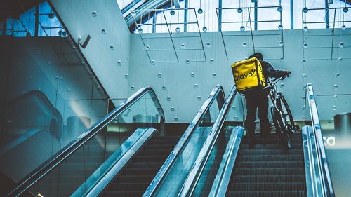 Un livrator de mâncare din Brașov susține că obține 6.000 de lei pe lună din acest job part-time / „Sunt mulţi cu bicicleta care fac mai mulţi bani decât cei cu maşina”