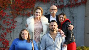 ”Să fac bani nu m-a interesat niciodată. Întotdeauna am vrut să fiu util sau să mă implic undeva. Funcționez pe bază de emoții" / Un cuplu polonez care a ajutat mii de refugiați ucraineni a fost distins de Înaltul Comisariat ONU pentru Refugiați