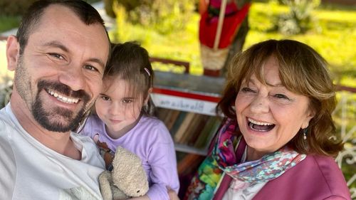 FOTO "Căsuţa cu cărţi", proiectul unui IT-ist din Câmpina prin care oricine poate avea acces gratis la lectură: zeci de mini-biblioteci montate în localități din Prahova/ "Cărţile bune dispar, acum le ştampilez ca să nu mai fie vândute”