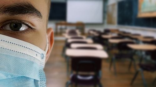 Capitala intră în scenariul roșu. Incidența COVID a depășit pragul de 3 la mie / Începând de luni, școlile cu rata de vaccinare a personalului sub 60% urmează să treacă în online / Restricții pentru restaurante, cinematografe, săli de fitness