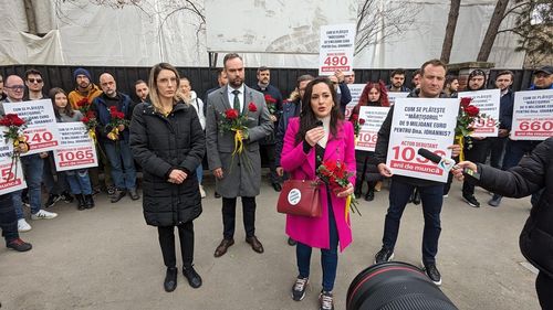 Protest USR în faţa vilei din Aviatorilor renovată de Regia Protocolului de Stat pentru Iohannis