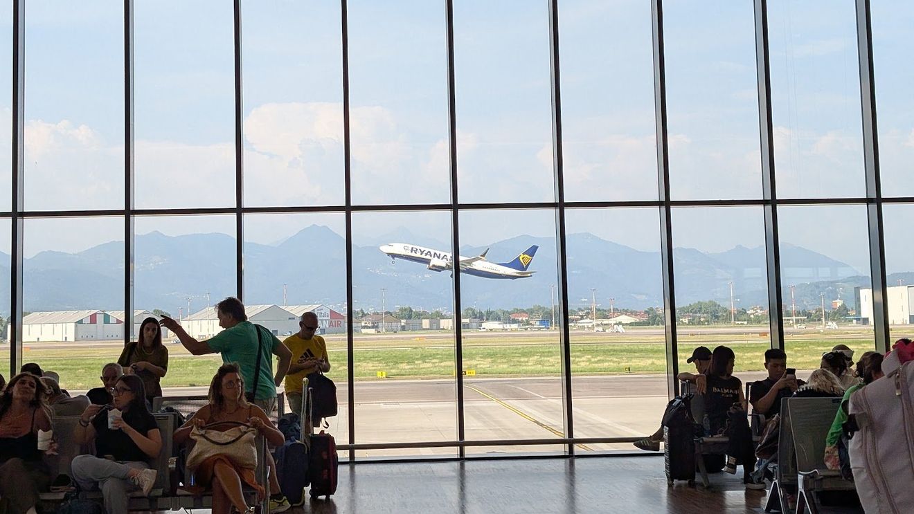 UE analizează amânarea, cu 10 ani, a introducerii de taxe la carburanţii pentru avioane şi vapoare