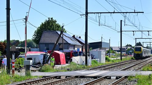 Coliziune între un tren și un microbuz școlar în Belgia / Mai multe persoane au murit