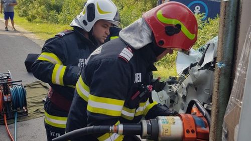 SURSE Patru morți după ce un autoturism a intrat într-un TIR pe DN15, la Gornești