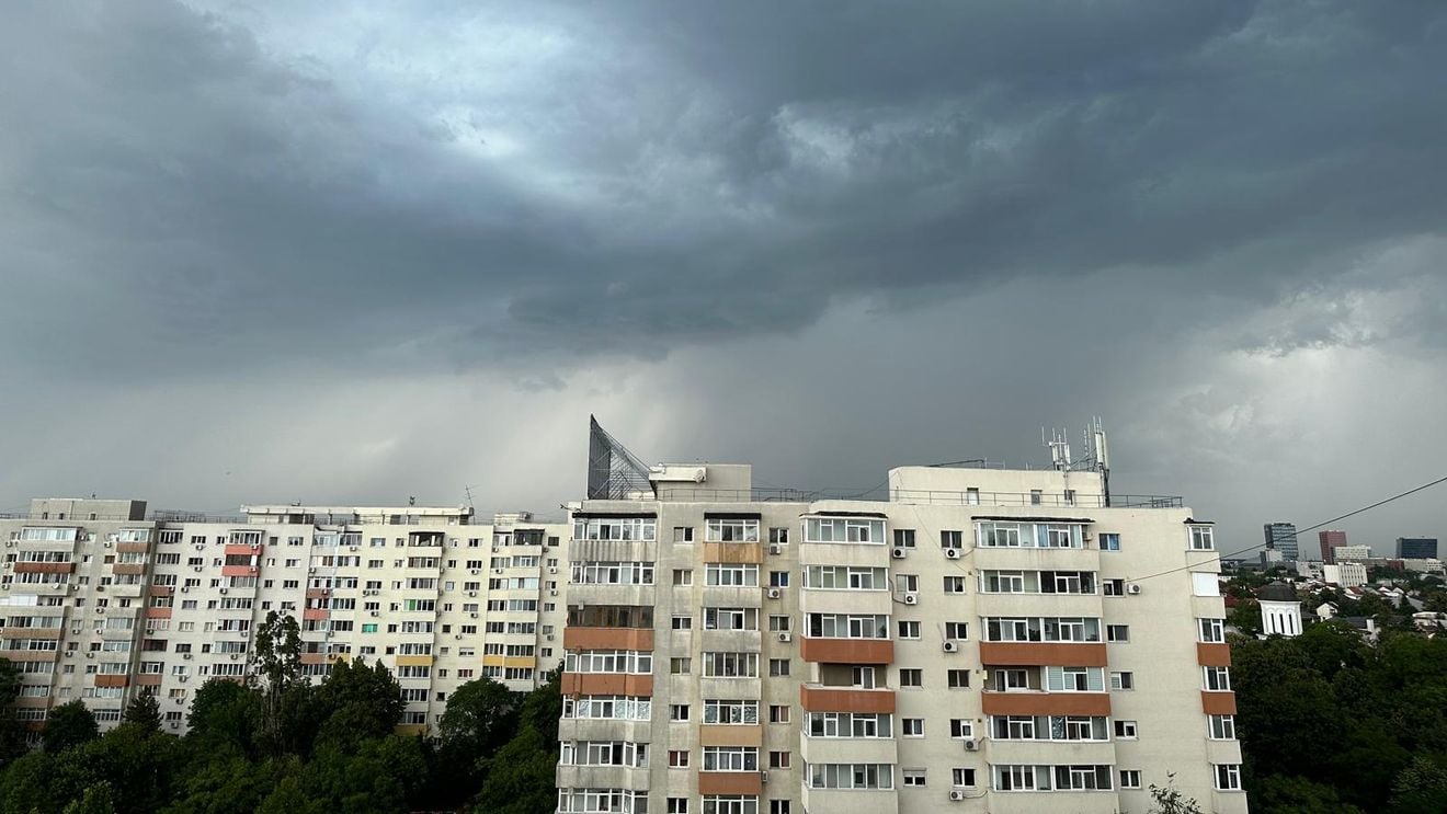 Furtună puternică în București: RO-Alert din cauza vijeliei cu grindină și averse până la 40 litri / Cod portocaliu vineri seară, în Capitală