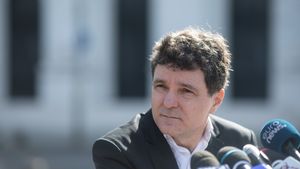Nicuşor Dan: Eu nu am spus niciodată că Primăria Capitalei nu are datorii, am spus că nu are datorii curente. Doar Ceauşescu nu a avut datorii, în rest, toată lumea are datorii şi e bine să aibă, ca să pui banii în dezvoltare