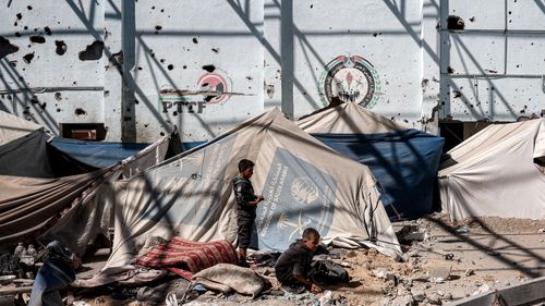 ONU denunţă tăcerea comunităţii internaţionale faţă de dublul atac al armatei israeliene la Spitalul Nasser în sudul Fâşiei Gaza / Germania cere o anchetă / Netanyahu evocă un ”accident tragic”