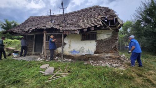 O casă din judeţul Braşov va ajunge la Muzeul Satului din Bucureşti. Va fi prima casă de romi de la muzeu / Proprietarul a făcut primul ziar al romilor din țară: ”Neamul țigănesc”