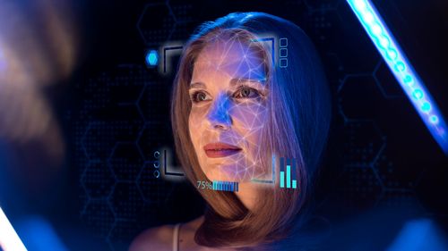 Sistemele AI cu „risc inacceptabil” sunt de acum încolo interzise în UE / Există excepții pentru forțele de ordine, iar recunoașterea emoțiilor bazată pe AI este permisă doar din motive medicale sau de siguranță