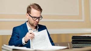 Fritz: Soția deputatului urmărit penal de DNA este consiliera șefului PNL Timiș / Îi cer lui Alin Nica să spună public dacă avea cunoștință de tranzacționarea de funcții din deconcentrate contra voturi
