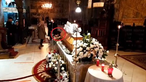 VIDEO Zeci de persoane și-au dat jos măștile și au pupat sicriul în care se afla ÎPS Pimen, tabloul și icoana de la capătul acestuia. Pelerinajul se va încheia vineri, când arhiepiscopul Sucevei și Rădăuților va fi înmormântat