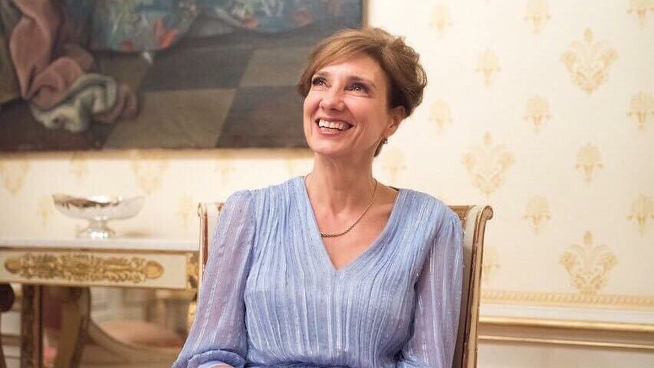 Administrația Prezidențială, reacție la bijuteriile de aproape 50.000 de lei purtate de Carmen Iohannis în Germania: ”Promovează creatorii români, a purtat bijuterii inspirate din Brâncuși/ Au fost returnate creatorului la revenirea în țară”