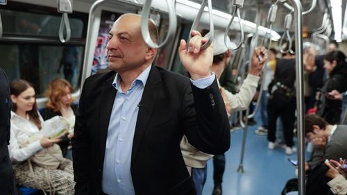 Eliminarea virajului la stânga în intersecțiile aglomerate / O mașină achiziționată sau zece metri construiți - un copac plantat / Pergole verzi suspendate deasupra trotuarelor / Obligarea refacerii fațadelor în cazul clădirilor monument  - propuneri din programul lui Cătălin Cîrstoiu trimis presei în ziua mazilirii