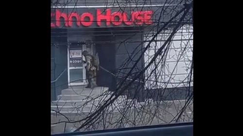 VIDEO Soldat rus vs. ușa de termopan a unui bar din Kherson. Cine câștigă?