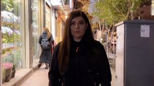 Iran: Actriţa Hengameh Ghaziani a fost arestată pentru că şi-a scos vălul islamic în public