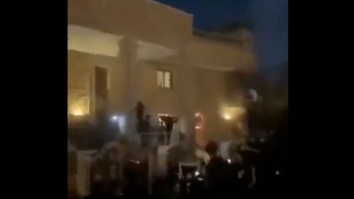 VIDEO Ambasada Suediei la Bagdad, atacată şi incendiată din cauza arderii Coranului / Toţi angajaţii ambasadei din Bagdad sunt în siguranţă