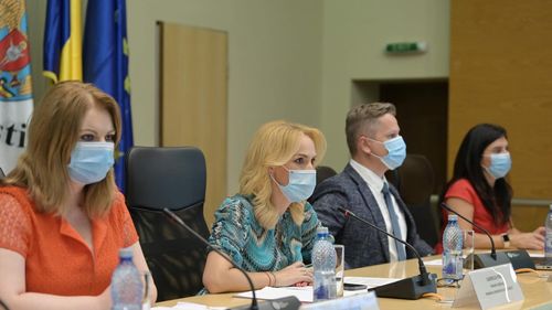Proiect: Stimulent financiar de 1.000 de euro pentru donatorii de plasmă vindecaţi de COVID-19/ Firea: Chiar dacă, în timpuri normale, legislaţia privind donarea nu prevede şi stimulente financiare, acum suntem într-o situaţie de excepţie